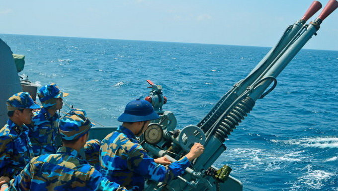 Đáng lưu ý, cũng theo mạng Russianship, trong quá trình hoạt động ở Liên Xô, 2 chiếc 11 và 15 đã bị hư hỏng phần mũ chụp hệ thống định vị thủy âm nằm dưới thân tàu. Hai con tàu phải gỡ bỏ vũ khí chống ngầm và thay bằng hai ụ pháo 37mm 2 nòng V-11V ở sau đài chỉ huy và 2 ụ pháo 23mm 2 nòng ở phía trước. Nguồn ảnh: Báo Hải quân
