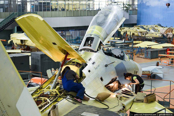 Su-30 đời đầu hay còn được biết đến với cái tên nổi tiếng hơn Su-27PU hay mẫu thử T-10PU là phiên bản được phát triển cho Quân chủng Phòng không Liên Xô trong những năm 1980 dựa trên cơ sở phiên bản Su-27UB huấn luyện hai chỗ ngồi. Theo thiết kế, Su-27PU là máy bay chỉ huy tiêm kích phòng không kiêm huấn luyện chiến đấu và tuần tra chiến đấu tầm xa... Nguồn ảnh: bmpd