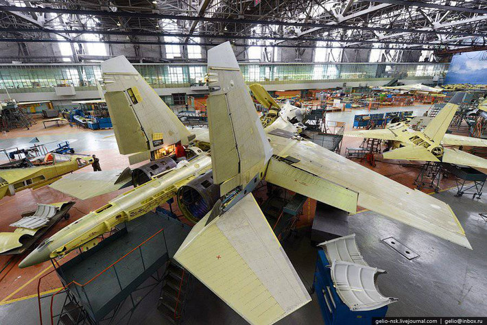 Sau khi OKB Sukhoi đề xuất và được BQP Nga chấp thuận tháng 4/1992, T-10PU (Su-27PU) chính thức được đặt lại tên là Su-30. Đây được xem "ngày khai sinh" chính thức dòng máy bay Sukhoi Su-30 nổi tiếng thế giới. Nguồn ảnh: bmpd