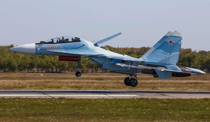 Ban đầu, toàn bộ 5 chiếc Su-30 được bàn giao và biên chế cho Trung đoàn tiêm kích cận vệ số 58 giai đoạn 1994-1996. Đến khi đơn vị này giải thể năm 2002, toàn bộ 5 chiếc Su-30 lại "lưu lạc" tới Trung tâm thử nghiệm và huấn luyện hàng không ở Lipetsk. Nguồn ảnh: bmpd