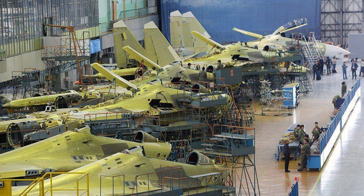 Sau khi trải qua thử nghiệm, việc sản xuất hàng loạt Su-27PU (Su-30) đã diễn ra từ năm 1992 tại Nhà máy chế tạo hàng không Irkutsk (IAP). Thế nhưng, thực tế việc sản xuất loạt đầu gồm 10 chiếc Su-30 đã được thực hiện từ năm 1991, trong đó 3 chiếc đầu tiên (số hiệu 01-01, 0-02 và 02-01) đã được thực hiện trong năm 1992-1993 để phục vụ công tác nghiên cứu phát triển của Sukhoi. Hai trong số đó được phát triển thành phiên bản Su-30K và Su-30I. Nguồn ảnh: bmpd