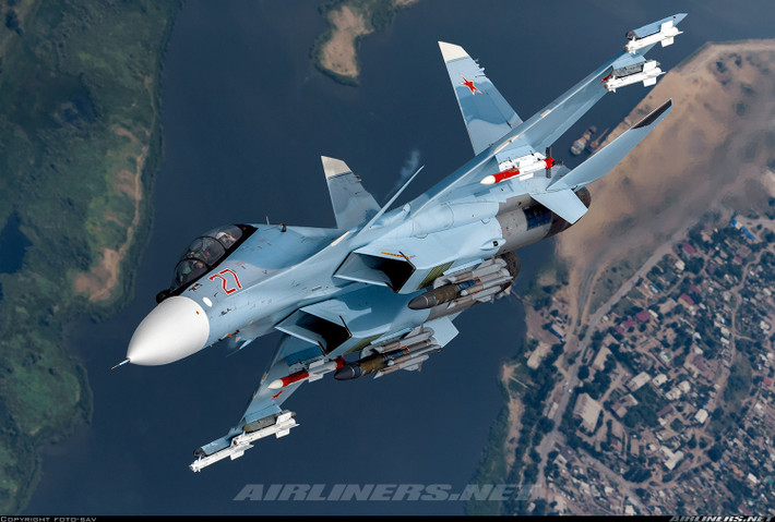 Tiêm kích Su-30SM có khả năng mang 8 tấn vũ khí trên 12 giá treo gồm nhiều loại tên lửa không đối không có tầm bắn từ 20-120km, tên lửa không đối đất tầm từ chỉ 10-550km, tên lửa không đối hải siêu âm, bom thông minh KAB… Nguồn ảnh: Airliners.net