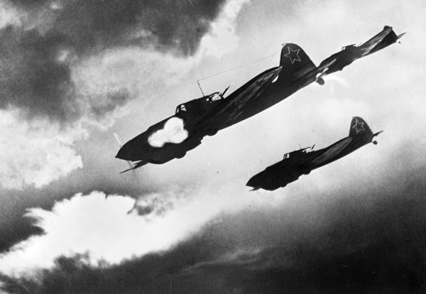 Máy bay Il-2 Shturmovik là một trong những máy bay chiến đấu nổi danh trong Chiến tranh Thế giới thứ hai. Il-2 giữ vai trò rất quan trọng trong các trận chiến của hồng quân, thậm chí nhà lãnh đạo Stalin còn gửi thông điệp cho nhà máy sản xuất Il-2 rằng: "Chúng (Il-2) quan trọng với Hồng quân như không khí và bánh mì". Trong khi đó, kẻ thù sợ hãi gọi chúng là "tử thần đen, xe tăng bay, đồ tể, Gustav sắt"... Nguồn ảnh: Wikipedia