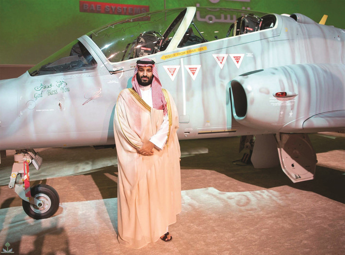 Hôm 1/4, Thái tử Muhammad bin Salman - Phó Thủ tướng, Bộ trưởng Quốc phòng Vương quốc Ả Rập Xê Út đã tham dự buổi lễ giới thiệu máy bay huấn luyện quân sự BAE Systems Hawk Mk 165 đầu tiên được lắp ráp tại vương quốc giàu có này. Nguồn ảnh: Bmpd