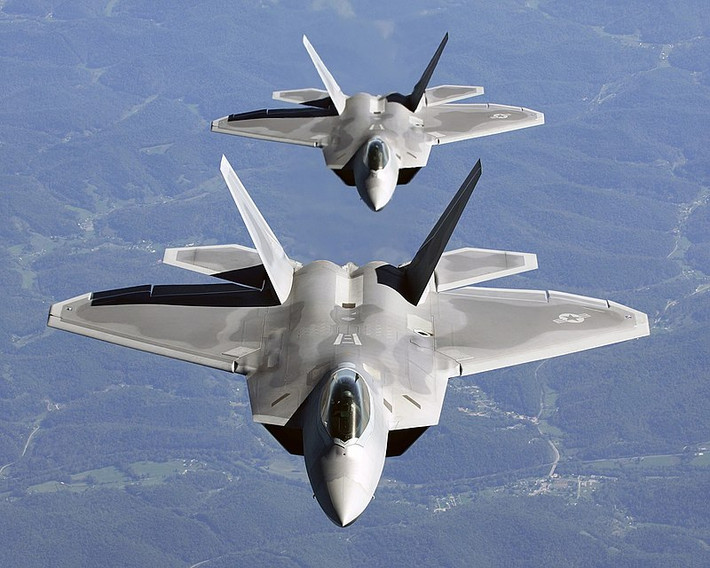 Trong bối cảnh Nga cung cấp hệ thống tên lửa phòng không tiên tiến như S-300 cho Syria hay S-400 cho Trung Quốc thì viễn cảnh có một ngày tiêm kích tàng hình F-22 bị bắn rơi là điều khó tránh. Thế nên, ngay lúc này người Mỹ bắt đầu tính tới việc trang bị vũ khí phòng thân bảo vệ tính mạng phi công khi cần thiết. Nguồn ảnh: Wikipedia