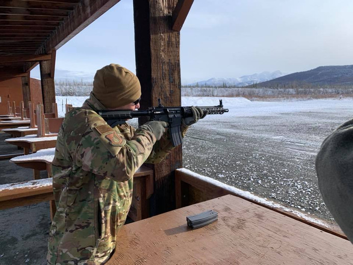 Thế nên, từ năm 2018, Không quân Mỹ bắt đầu lên kế hoạch trang bị súng carbine GAU-5A cho các phi công máy bay F-22. Nguồn ảnh: dambiev