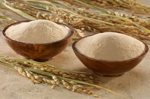 Rửa mặt với bột cám gạo: Cám gạo rất giàu dưỡng chất vừa giúp tẩy tế bào chết, chất cặn bã tích tụ trên da, làm sạch da nhanh chóng đồng thời cung cấp độ ẩm cần thiết cho da mềm mại, vừa tiết chế hoạt động của tuyến bã, làm giảm sự tiết dầu nhờn của da mặt, làm da khô thoáng. Nhờ những tính năng đặc biệt đó mà cám gạo được coi là cách trị mụn ẩn hiệu quả.