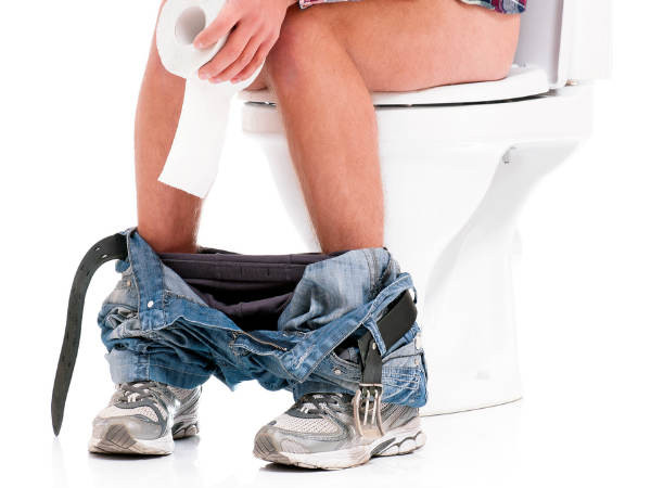 Bệnh tiêu chảy. Khi tiêu chảy, niêm mạc ruột non bị tổn thương, ảnh hưởng đến việc hấp thu nước và chất điện giải. Áp lực thẩm thấu trong ruột tăng lên, khiến lượng lớn nước trong máu phải vào đây, dẫn đến tiêu chảy thể thẩm thấu. Lúc này, cơ thể mất nước nghiêm trọng. Khi lượng nước lớn mất vượt quá 5% trọng lượng cơ thể thì cơ thể không thể bù đắp, xuất hiện hàng loạt triệu chứng rối loạn chức năng, lâm sàng gọi là mất nước.