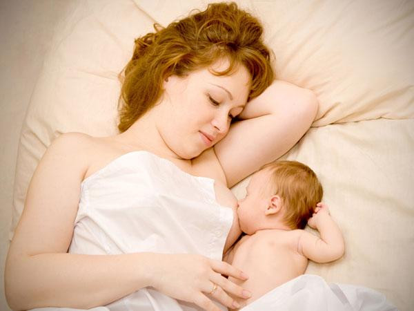 Cho con bú. Khi cho con bú, cơ thể người mẹ chuyển chất điện giải, protein, khoáng chất, nước sang cơ thể em bé. Vì vậy, cơ thể thai phụ sẽ bị giảm mức chất lỏng. Trong trường hợp này, thai phụ cần phải thường xuyên cung cấp đủ nước cho cơ thể để ngừa nguy cơ mất nước nghiêm trọng.