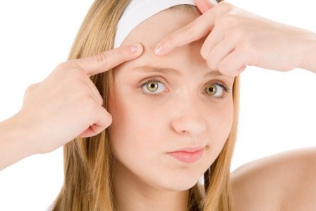 Nặn hút mụn. Nếu bạn thường xuyên nặn hút mụn thì nên dừng ngay thói quen khiến da nhăn nheo này lại. Bất cứ khi nào bạn nặn, sử dụng các chất hút mụn hoặc kéo căng da mặt, bạn đã gây ra những tác động khiến da mặt bị tổn thương, gây kích ứng da, thậm chí sẽ để lại sẹo và các nếp nhăn trên da.
