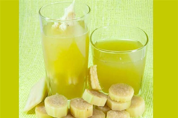 Sau đó, bạn cho dứa và các que mía nhỏ ngâm vào bình nước có sẵn 2 lít nước lọc. Ngâm trong khoảng 20 phút là được. Bạn có thể uống loại nước này với một ít đá lạnh.