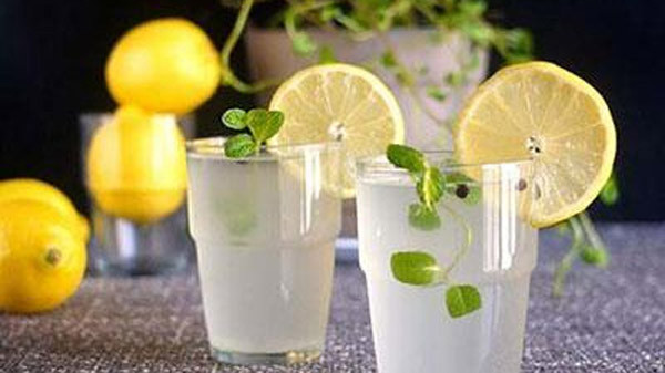 Chanh có nhiều chất xơ pectin giúp bạn “chiến đấu” với những cơn thèm ăn. Chanh còn có tính kiềm giúp những người duy trì chế độ ăn uống có tính kiềm thường giảm cân nhanh hơn.