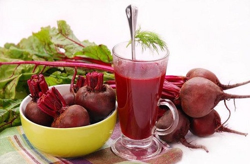 Củ dền cũng rất bổ máu. Bạn nên uống nước củ dền ít nhất 2 tuần một lần để duy trì số lượng tiểu cầu trong cơ thể.