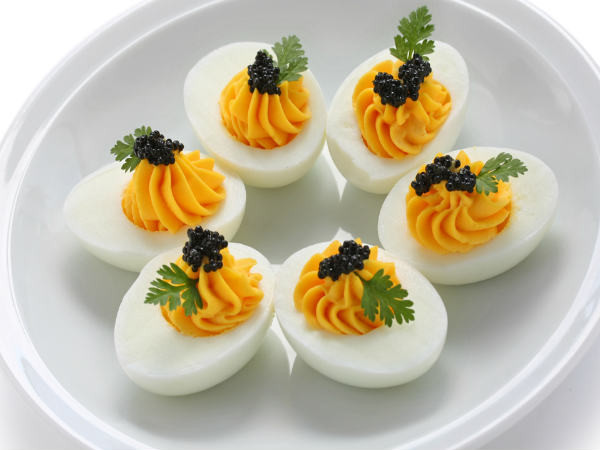 Bỏ bữa sáng. Ăn một bữa sáng đầy đủ chất sẽ giúp cơ thể chúng ta đốt cháy đủ năng lượng cho một ngày dài làm việc hiệu quả. Việc bỏ bữa sáng sẽ khiến cơ thể chúng ta cố gắng bảo tồn năng lượng vì sợ sẽ không có đủ nhiên liệu được nạp. Việc này khiến cho bạn luôn cảm thấy chậm chạp.