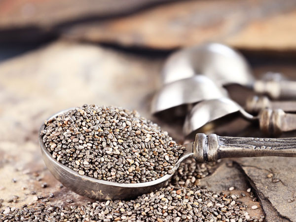 Hạt chia. Theo nghiên cứu cho thấy trong hạt chia có chứa 20 % Omega 3 – 1 loại acid béo cần thiết cho hệ tim mạch bởi chất Omega 3 có chức năng giảm lượng cholesterol, duy trì chức năng hoạt động của tim mạch đồng thời ngăn cản quá trình đông máu, phòng trường hợp xơ vữa thành động mạch và đột quỵ.