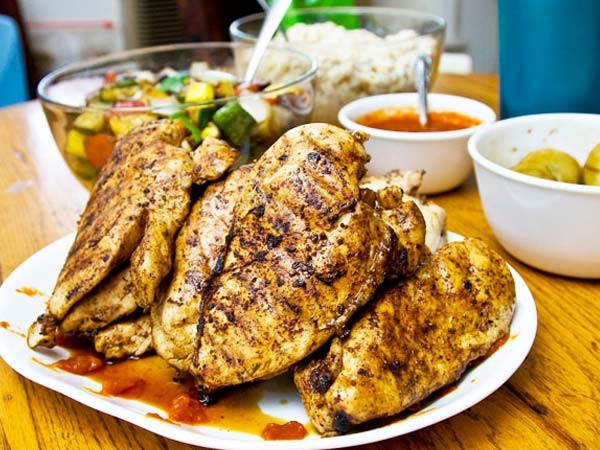 Cá có nhiều chất béo. Những loại cá có dầu vốn nổi tiếng về lượng aixt béo omega-3 với công dụng làm giảm mức cholesterol. Vì vậy, tiêu thụ các loại cá có nhiều chất béo thường xuyên có thể làm giảm nguy cơ mắc bệnh tim và làm hạ thấp lượng cholesterol LDL trong cơ thể đồng thời sẽ làm gia tăng mức cholesterol tốt HDL.