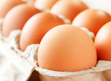 Chất đạm: thực phẩm giàu chất đạm (protein) như trứng, sữa và các sản phẩm từ sữa không thể thiếu vào thời điểm này. Bệnh nhân sốt xuất huyết cũng có thể ăn cá và thịt gà để giúp chống lại vi rút sốt xuất huyết.
