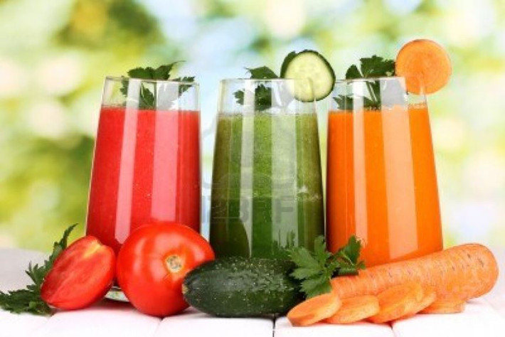 Nước rau củ ép, nước hoa quả: các loại nước trái cây, rau củ tươi đều tốt cho bệnh nhân sốt xuất huyết. Các chuyên gia nói rằng nước rau ép nguyên chất có thể cung cấp những dưỡng chất cơ bản và giúp phục hồi nhanh chóng. Bệnh nhân sốt xuất huyết cần bổ sung thêm nhiều vitamin C để tăng hệ miễn dịch. Trái cây giàu vitamin C là dâu tây, ổi, kiwi, đu đủ, giúp sản xuất các tế bào lympho. Vitamin C cũng có ảnh hưởng trực tiếp lên các vi khuẩn, vi rút.