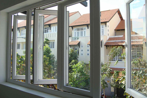 Đảm bảo thông gió. Thời tiết nồm ẩm khiến không gian sống trở nên bí bách. Lúc này, bạn nên mở cửa sổ và cửa chính để không khí lưu thông tự do, không khí ẩm thoát ra khỏi căn nhà. Lưu ý khi mở cửa, bạn cần mở cả cửa trước lẫn cửa sau nhằm tạo sự luân chuyển không khí và chỉ mở cửa khi ngoài trời tạnh ráo, hửng nắng.