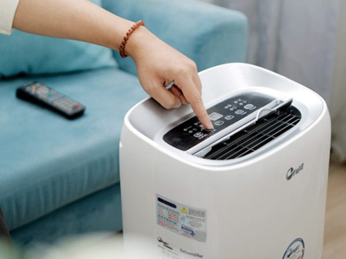 Các thiết bị như máy hút ẩm giúp hút ẩm hiệu quả. Tuy vậy, không phải gia đình nào cũng có điều kiện trang bị. Để nhà ở khô ráo, bạn có thể áp dụng mẹo chống nồm dưới đây. Không cần bỏ ra chi phí quá lớn, bạn vẫn có thể có được không gian sống an toàn, thân thiện với sức khỏe.