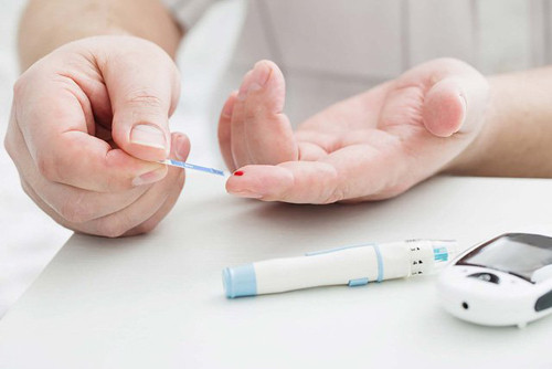 Mắc tiểu đường, bệnh nhân còn có hiện tượng đổ mồ hôi thân trên khi tỉnh dậy lúc nửa đêm, ăn nhiều, sụt cân, mệt mỏi triền miên, giảm thị lực...
