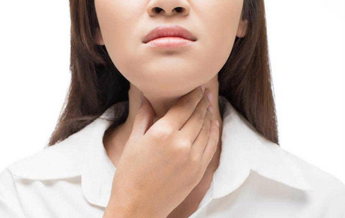 Khoang miệng không được vệ sinh sạch sẽ cũng là nguyên nhân gây khô đắng miệng khi ngủ dậy buổi sáng.