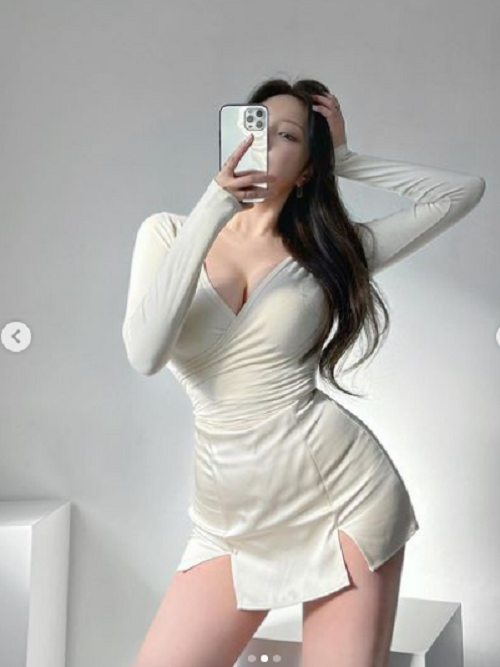 Cô nàng cũng rất biết nắm bắt các xu hướng thời trang. Chẳng hạn, xu hướng thời trang underbood, sideboob, thiết kế vạt chéo chữ X... đều được cô nàng đón nhận, lên đồ đẹp không chỗ chê.