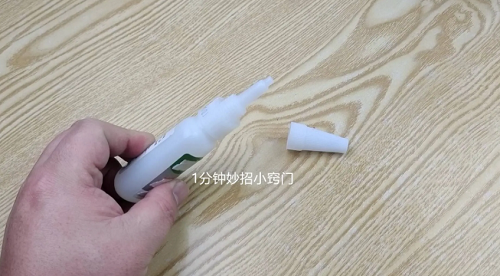 Trường hợp thứ hai, keo 502 rơi vào tay, kết cứng gây khó chịu. Bạn nên tận dụng các dung môi hữu cơ như dầu gió, cồn, xăng để hòa tan keo 502. Tận dụng dầu gió, bạn nhỏ 1-2 giọt dầu vào vị trí ngón tay bị keo dính rồi xoa nhẹ nhàng để tinh dầu thấm vào trong, thẩm thấu qua các khe hở. Bằng cách này, chỉ vài phút là lớp keo 502 tự bong.
