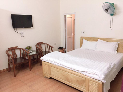 Đặc biệt những ngày nghỉ lễ, tần suất sử dụng phòng cao hơn gấp nhiều lần, việc vệ sinh có thể qua loa hơn. Tạp vụ thường tập trung thay ga giường, vệ sinh thời gian ngắn để kịp đón những vị khách tiếp theo. Để tránh những vấn đề sức khỏe không đáng có, lễ tân lâu năm khuyên có 5 thứ không nên động trong nhà nghỉ kẻo tiền mất tật mang.