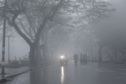 Miền Bắc đang trải qua giai đoạn nồm ẩm kéo dài. Độ ẩm không khí cao, mưa phùn không chỉ khiến sinh hoạt của người dân bất tiện mà còn ảnh hưởng xấu đến sức khỏe. (Ảnh minh họa)