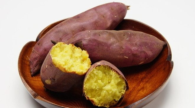 Khoai lang chứa rất nhiều vitamin A. Không những vậy, loại củ này còn cung cấp nhiều chất xơ, carbohydrate và protein. Ảnh: dkn.