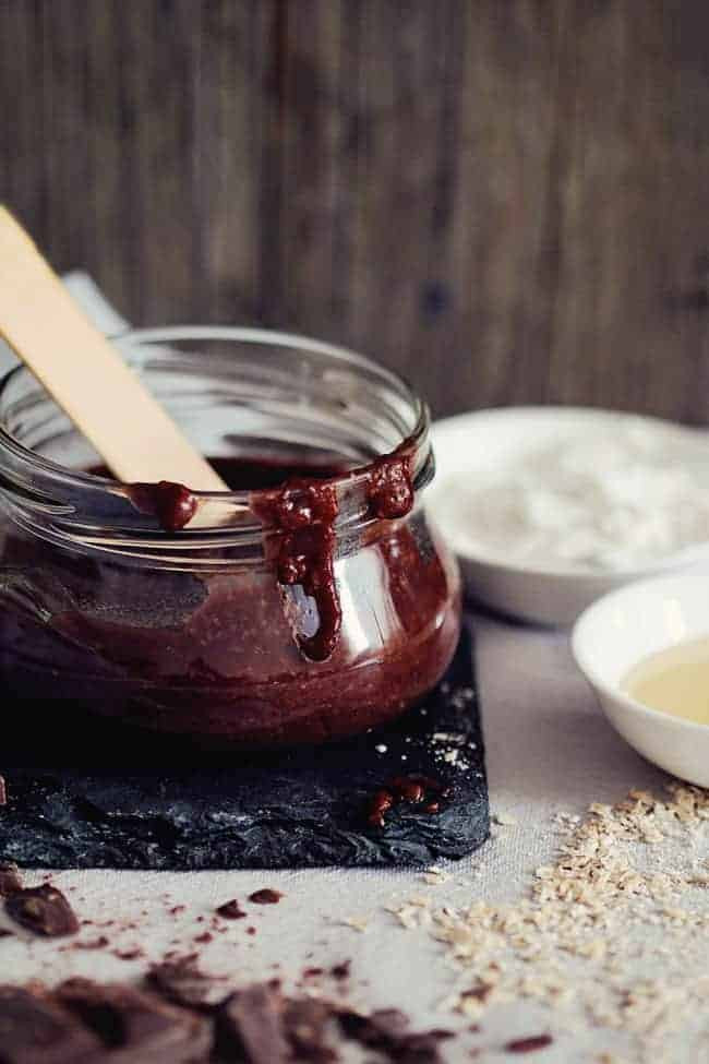 Khi hỗn hợp nguyên liệu đã sánh mịn và trộn đều với nhau, bạn tắt bếp và để hỗn hợp nguội. Ảnh: helloglow.