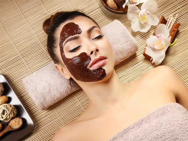 Để làm mặt nạ từ sô cô la đen, bạn cần chuẩn bị những nguyên liệu sau: 2 thanh sô cô la đen, 2/3 cốc sữa, 3 muỗng canh đường nâu và 1 muỗng cà phê muối biển. Ảnh: boldsky.