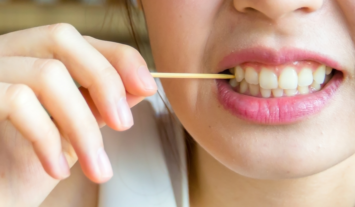 Chính thói quen này làm chân răng bị tổn thương nặng, khiến chân răng xuất hiện cảm giác tê buốt, đau nhức. Ảnh: nhakhoavietmytravinh.