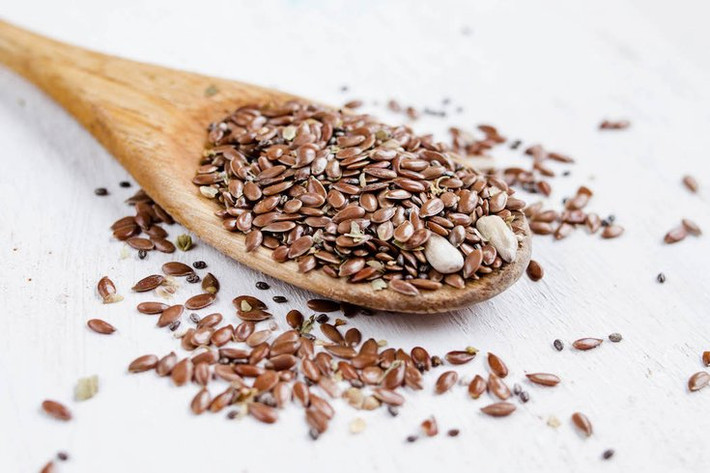 Cho đến nay, hạt lanh vẫn là nguồn thực phẩm giàu axit alpha-linolenic - một loại chất béo omega-3 nhất. Do đó, dầu hạt lanh thường được sử dụng như một chất bổ sung omega-3. Ảnh: phillyvoice.