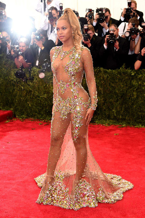 Beyonce hở bạo trong thiết kế đầm trong suốt, xuyên thấu như sương. Ảnh: media.