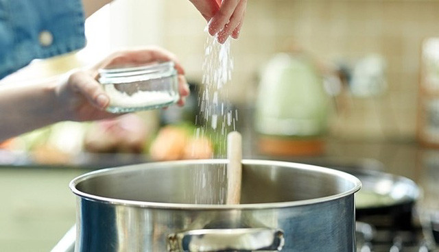 Viện dinh dưỡng quốc gia thuộc Bộ Y tế khuyến cáo trẻ em dưới 12 tháng tuổi tuyệt đối không nên ăn bột ngọt. Còn người lớn không nên ăn quá 6gr/ngày. Ảnh: baohanam.