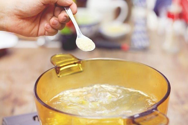 Mì chính được khuyến cáo là nên được sử dụng với mức nhiệt dưới 120 độ C để đảm bảo an toàn nhất. Ảnh: ngaynay.