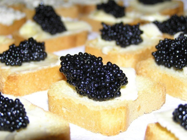 Cách ăn phổ biến nhất của trứng cá muối Caviar là cho trứng lên lát bánh mì cùng một ít bơ và thưởng thức. Ảnh: media.