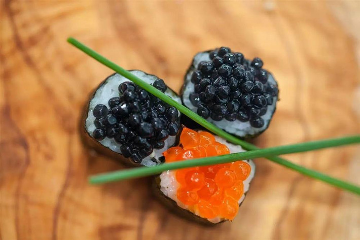 Do đó, trước khi ăn, bạn nên để trứng cá muối Caviar trong tủ lạnh. Ảnh: boshop.
