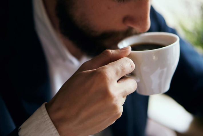 Thay vào đó, thời gian tốt nhất để uống cà phê là sau 10:00 sáng và buổi trưa. Ảnh: rd.