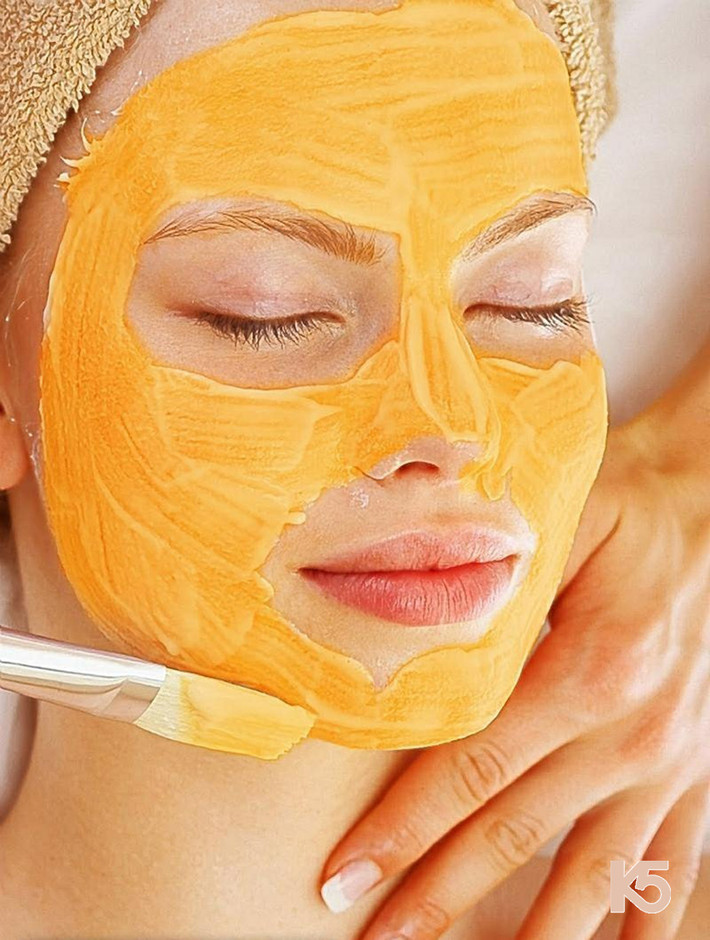 Khi da mặt đã sạch, bạn bắt đầu thoa hỗn hợp bí ngô, sữa tươi và mật ong lên khắp mặt. Ảnh: k5skincare.