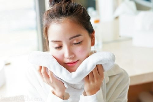 Cuối cùng, bạn nhẹ nhàng rửa sạch mặt với khăn ấm và ẩm trước khi thoa kem dưỡng ẩm. Ảnh: nguoitieudung.