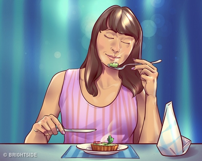Ăn các bữa nhỏ và ăn chậm. Điều này sẽ giúp bạn thưởng thức đồ ăn tập trung và ăn ít hơn.