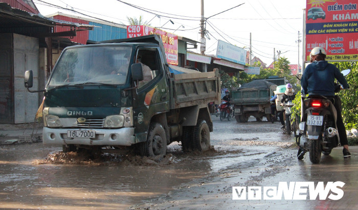 Ngày 6/7, thông tin với PV, ông Trần Đình Vịnh - Chủ tịch UBND huyện Tiên Lãng cho biết, tuyến đường từ ngã ba Quán Cháy (huyện lộ 212) qua trung tâm 4 xã Chấn Hưng (cũ) đi Đò Gảnh (qua sông Thái Bình) đang được cải tạo, nâng cấp, với chiều dài trên 5km, rộng 8m, tổng kinh phí đầu tư trên 140 tỷ đồng.