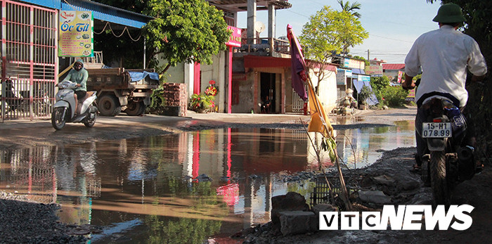 Lề đường, vỉa hè hai bên đường được người dân cải tạo nhưng cũng bị băm nát.