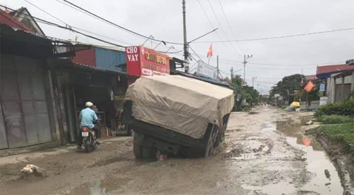 Những chiếc xe tải thường xuyên bị ngập nửa bánh thế này mỗi khi mưa, bão. (Ảnh: Bạn đọc cung cấp)
