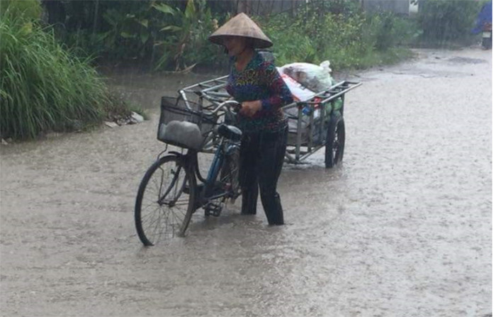 Do hai bên không có hệ thống thoát nước nên cứ mưa lớn là ngập. (Ảnh: Bạn đọc cung cấp)