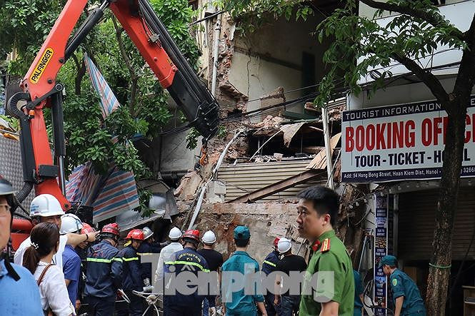 1. Sập nhà trên phố Hàng Bông: Vừa qua, ngày (2/7), ngôi nhà cổ số 56 phố Hàng Bông (phường Hàng Gai, quận Hoàn Kiếm, Hà Nội) bị sập gây náo loạn cả khu phố. Đây không phải lần đầu việc sập nhà, biệt thự cổ xảy ra tại Hà Nội, nó là lời cảnh báo cho rất nhiều ngôi nhà khác đang xuống cấp nghiêm trọng tại Thủ đô.