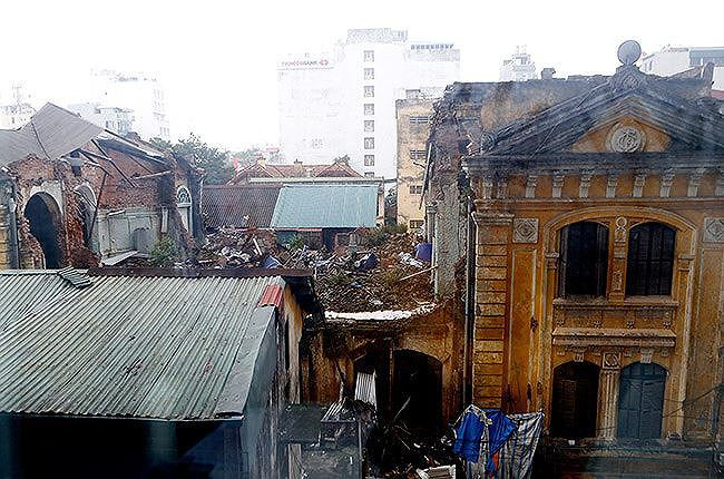 4. Biệt thự cổ 107 Trần Hưng Đạo đổ sập, 8 người thương vong: Vào 12h45 ngày 22/9/2015, ngôi nhà 2 tầng nổi, một tầng hầm nằm trong ngõ cách mặt đường Trần Hưng Đạo (rộng khoảng 50m) tại số 107 Trần Hưng Đạo, quận Hoàn Kiếm (Hà Nội) bất ngờ sập toàn bộ tầng 2, gạch vữa, mái tôn đổ xuống xâm lấn lối đi hai bên, vốn là nơi họp chợ, đè bẹp nhiều công trình phụ trợ của khối nhà phía trước, sau và hai bên và khiến nhiều người bị mắc kẹt.
